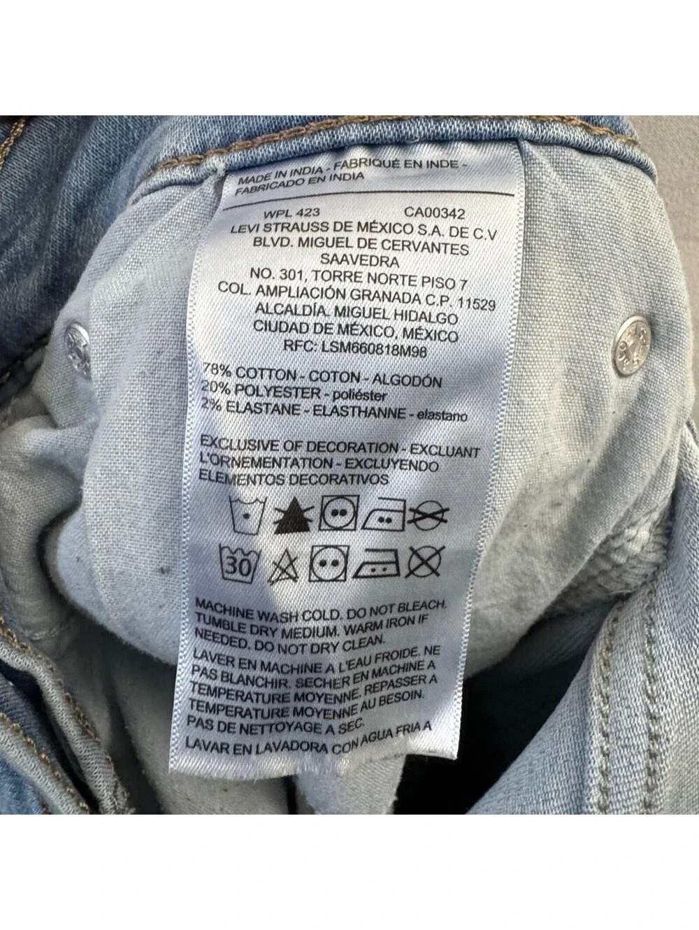 Signature Levi Jeans S37 Slim Light Wash Denim Stain Flaw